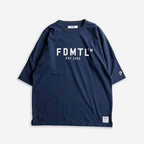 FDMTL | LOGO WIDE TEE  { NAVY