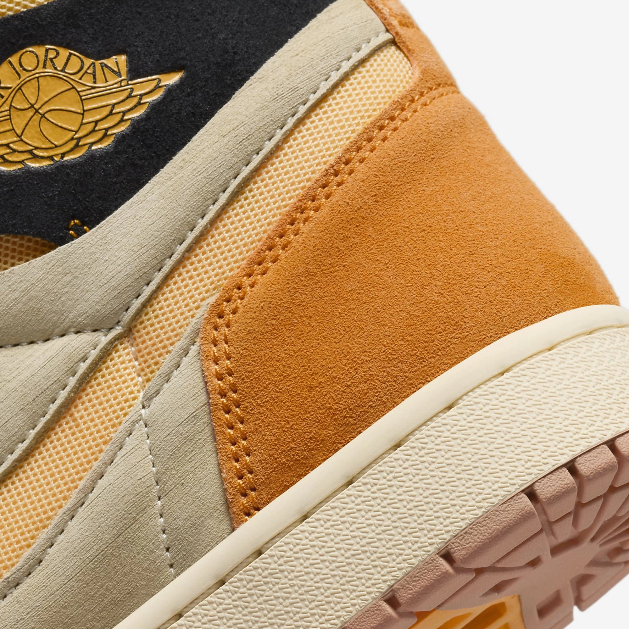 Jordan | AIR JORDAN 1 ZOOM CMFT 2  { MUSLIN/CELESTIAL GOLD-BLACK-VIVID ORANGE
