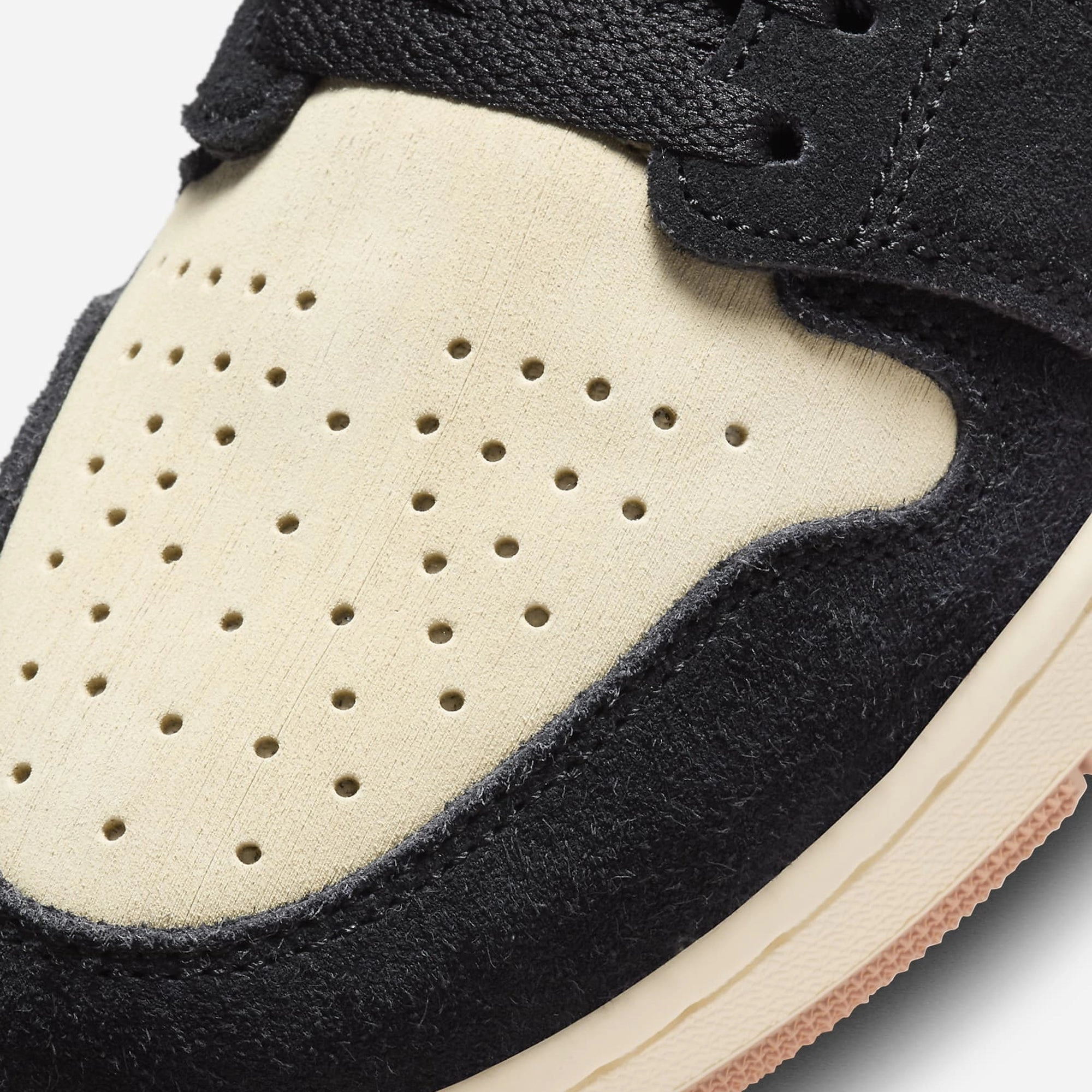 Jordan | AIR JORDAN 1 ZOOM CMFT 2  { MUSLIN/CELESTIAL GOLD-BLACK-VIVID ORANGE