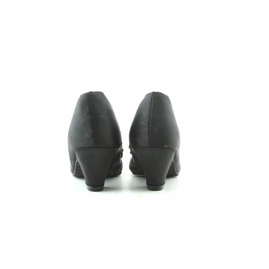 KENNETH COLE REACTION .