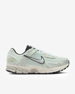 WMNS Zoom Vomero 5 'Light Silver/Chrome'